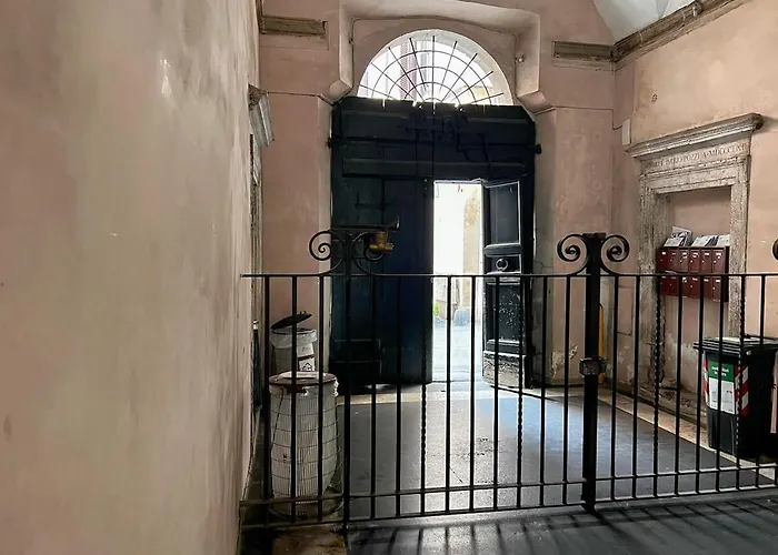 By The Pantheon In The Heart Of Historic Apartament *