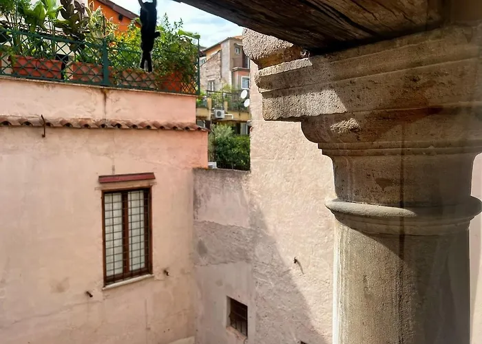 By The Pantheon In The Heart Of Historic Rzym